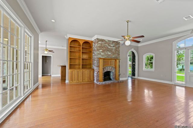 8226 Oakbrook Dr, Baton Rouge, LA 70810