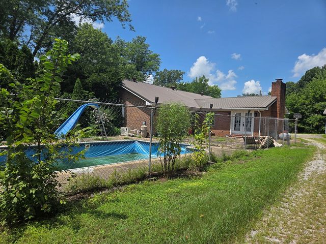 2210 Woodburn Hay Rd, Hopkinsville, KY 42240