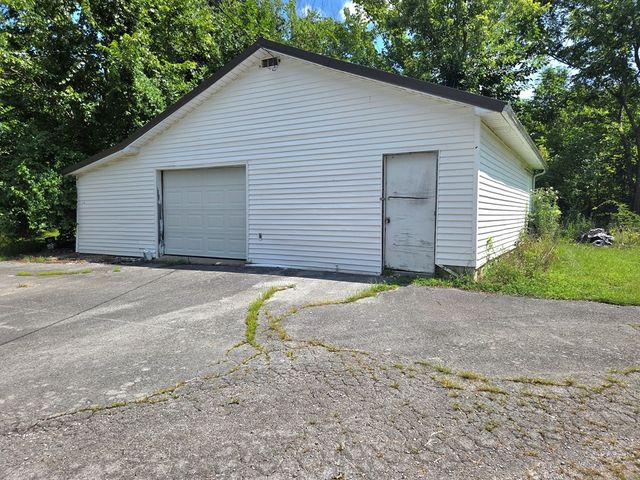 2210 Woodburn Hay Rd, Hopkinsville, KY 42240