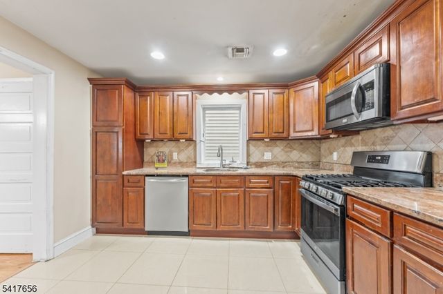 3 Sisco Pl, Clifton City, NJ 07011