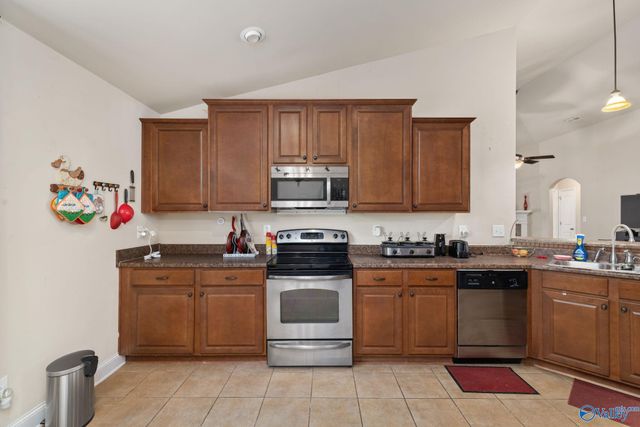 6801 Breyerton Way SE, Owens Cross Roads, AL 35763