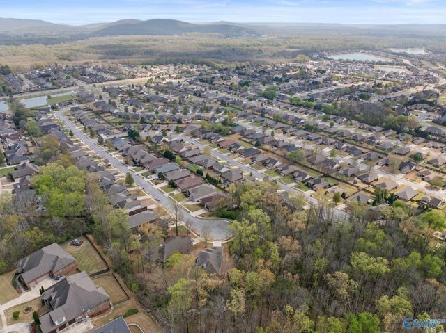 6801 Breyerton Way SE, Owens Cross Roads, AL 35763