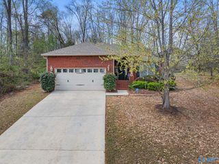 6801 Breyerton Way SE, Owens Cross Roads, AL 35763