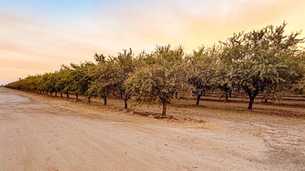 Image 25 of property listing at 1 Avenue 120, Tipton, CA 93272