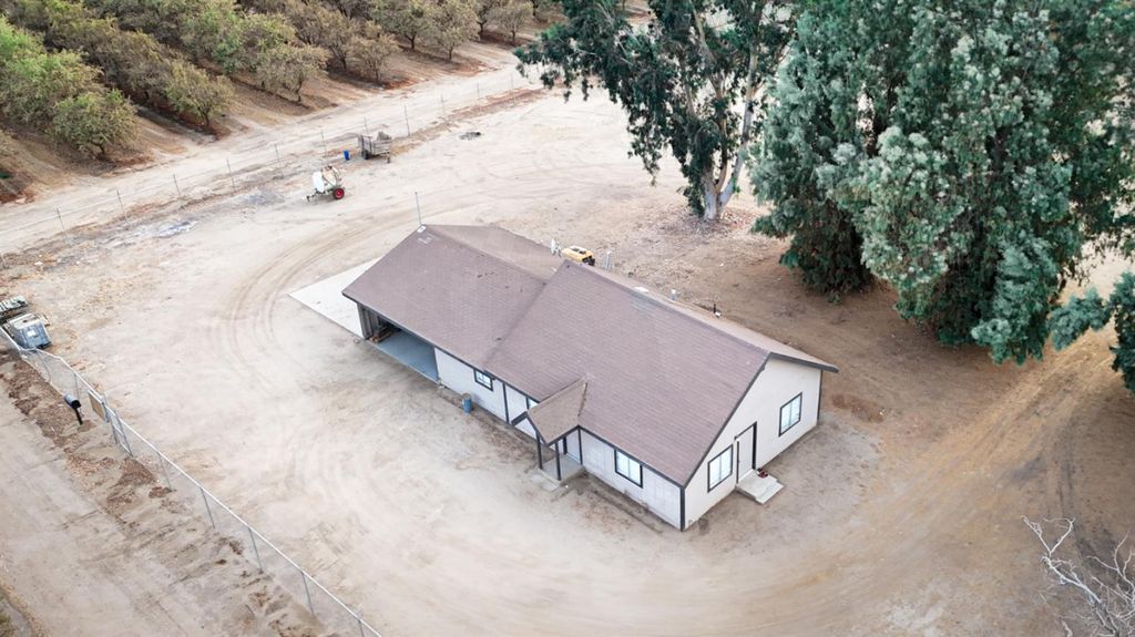 Image 7 of property listing at 1 Avenue 120, Tipton, CA 93272