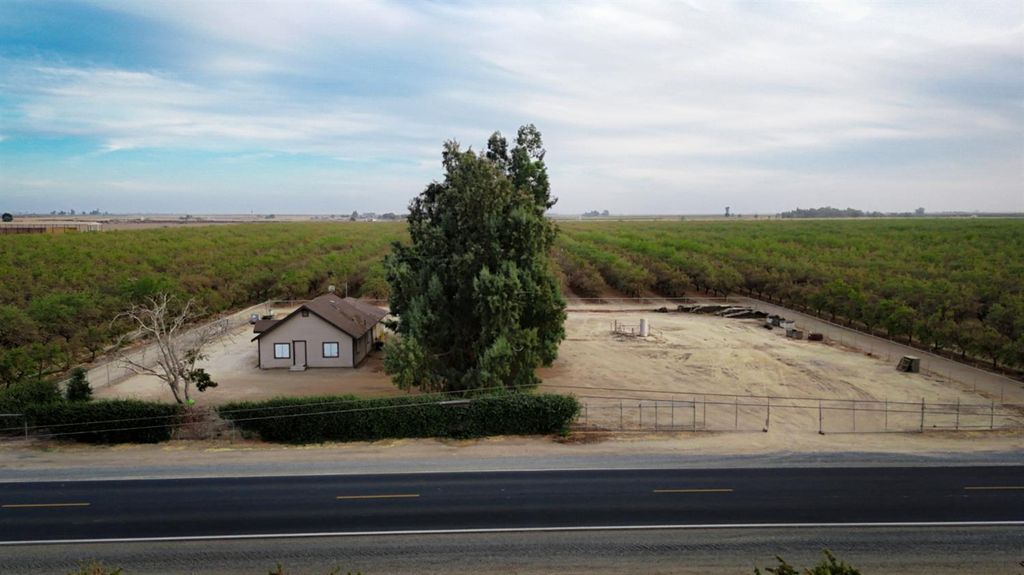 Image 8 of property listing at 1 Avenue 120, Tipton, CA 93272