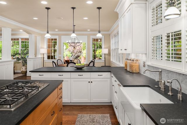 10910 NE 18th Place, Bellevue, WA 98004