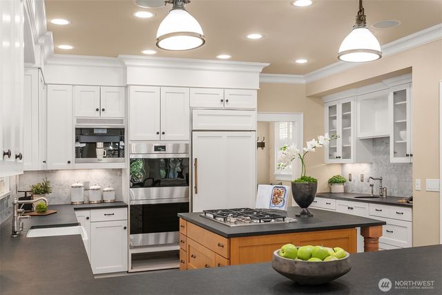 10910 NE 18th Place, Bellevue, WA 98004