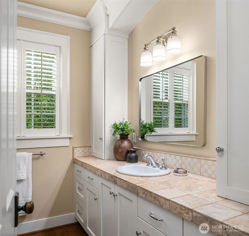 10910 NE 18th Place, Bellevue, WA 98004