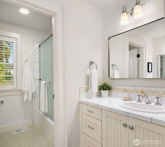 10910 NE 18th Place, Bellevue, WA 98004