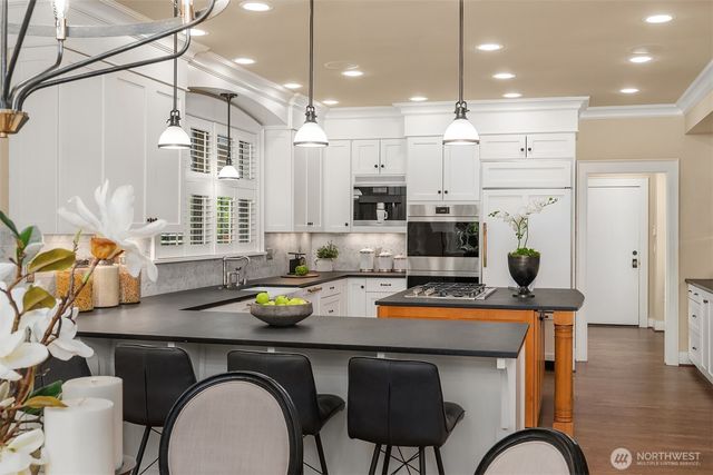 10910 NE 18th Place, Bellevue, WA 98004