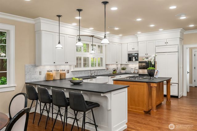 10910 NE 18th Place, Bellevue, WA 98004
