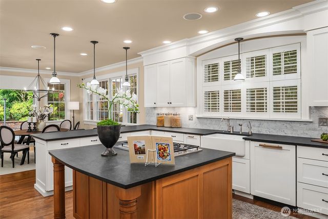 10910 NE 18th Place, Bellevue, WA 98004
