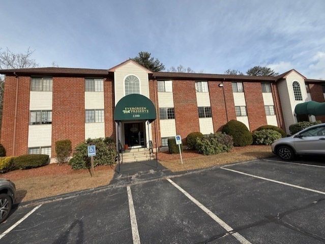 2200 Skyline Dr 4, Lowell, MA 01854