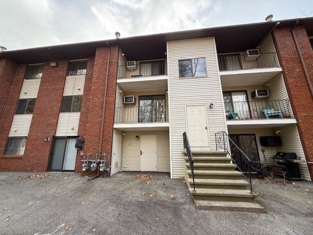 2200 Skyline Dr 4, Lowell, MA 01854