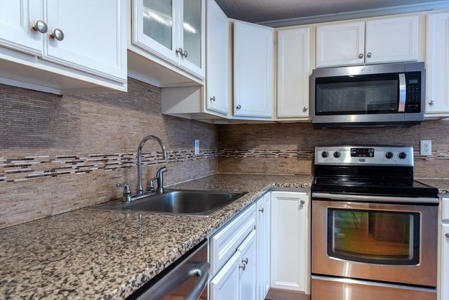 2200 Skyline Dr 4, Lowell, MA 01854