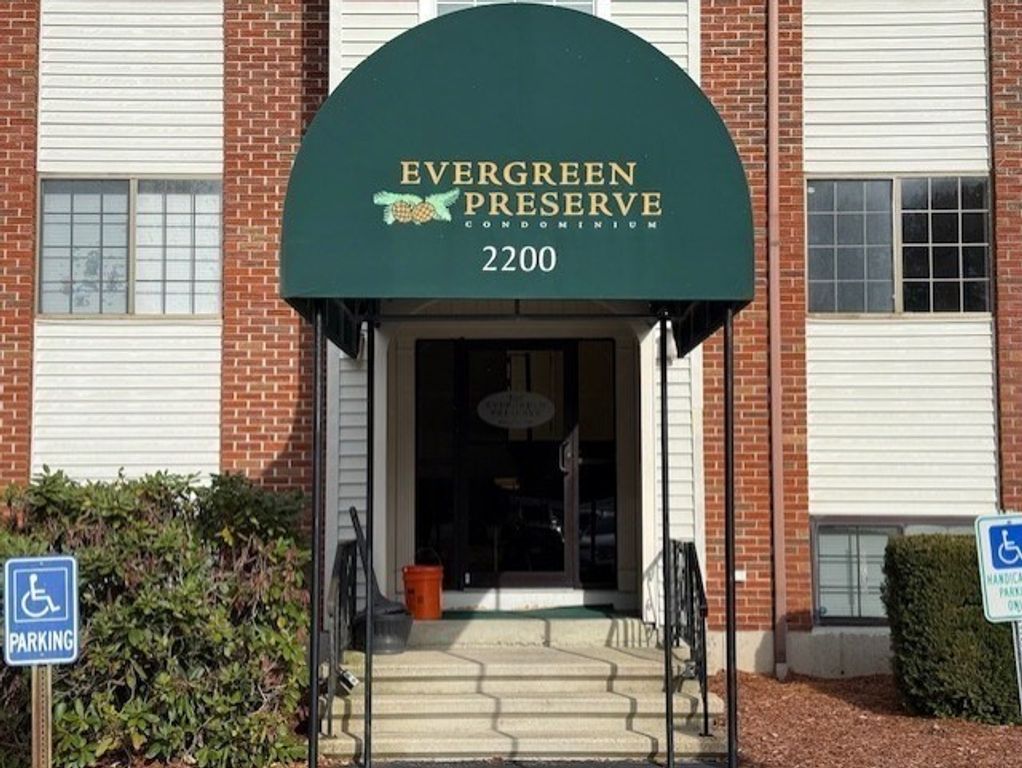 2200 Skyline Dr 4, Lowell, MA 01854