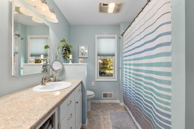 996 Colonial Court, Holland, MI 49423