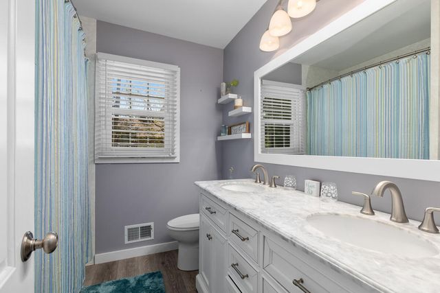 996 Colonial Court, Holland, MI 49423