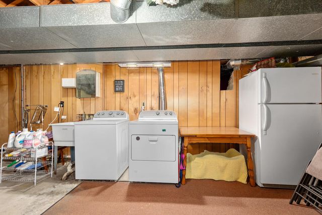 996 Colonial Court, Holland, MI 49423