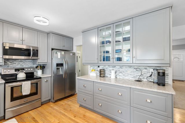 996 Colonial Court, Holland, MI 49423