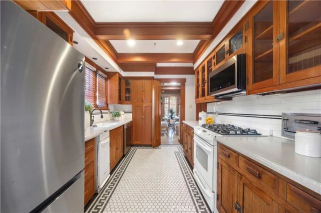 2303 E Ocean Boulevard, Long Beach, CA 90803