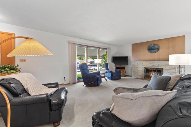 800 Echo LANE, Racine, WI 53406
