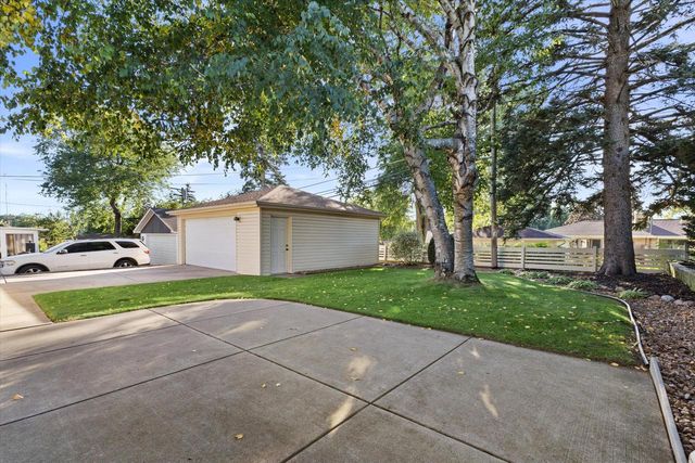 800 Echo LANE, Racine, WI 53406