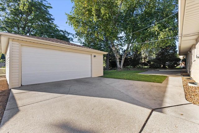 800 Echo LANE, Racine, WI 53406