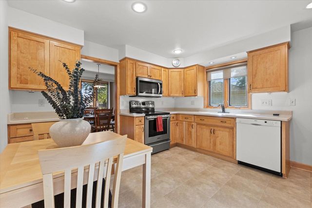 800 Echo LANE, Racine, WI 53406