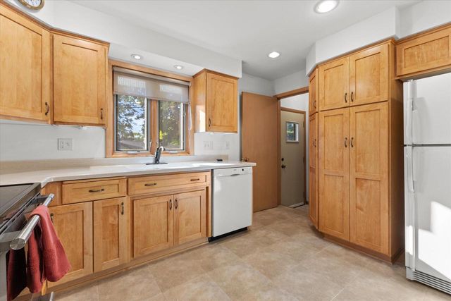800 Echo LANE, Racine, WI 53406