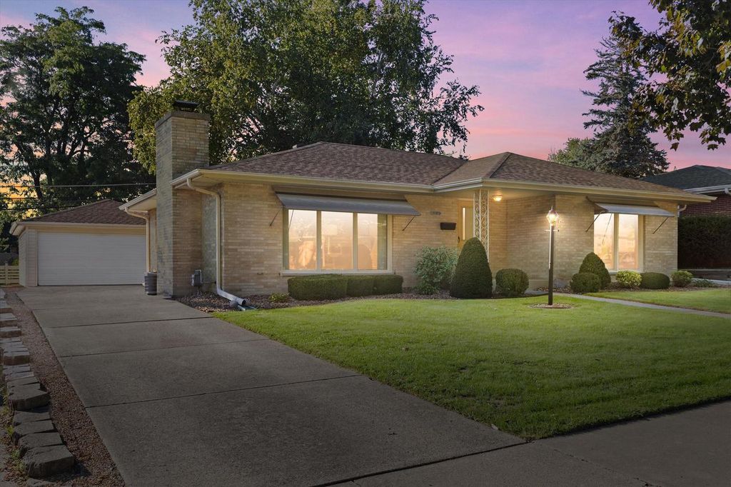 800 Echo LANE, Racine, WI 53406