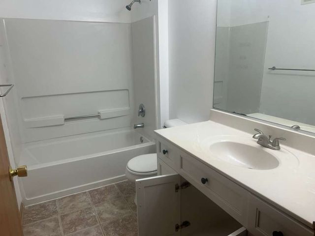 2115 Silverstone Drive 2115, Carpentersville, IL 60110