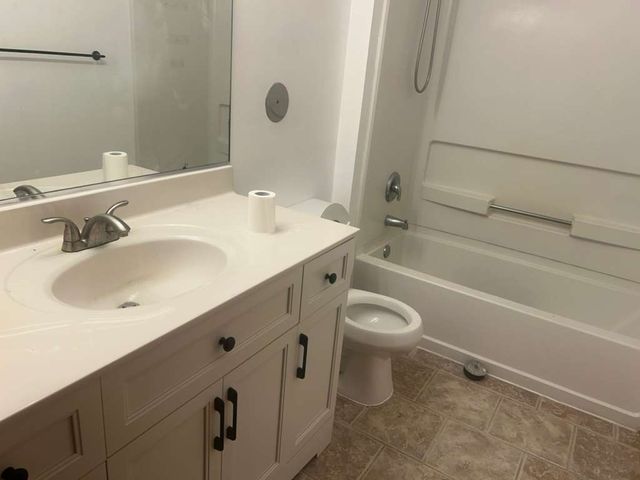 2115 Silverstone Drive 2115, Carpentersville, IL 60110