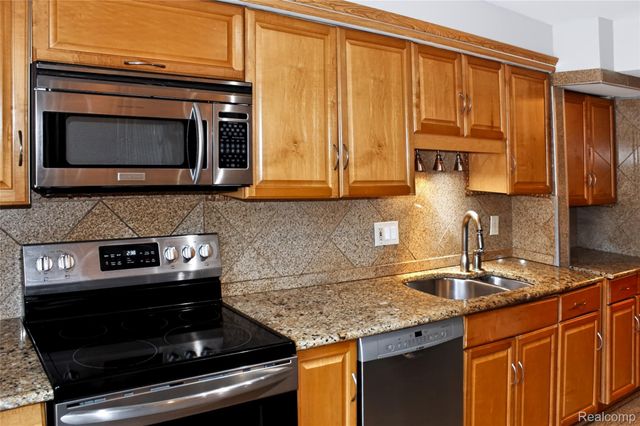 7364 Balsam Court Unit 32, West Bloomfield Charter Township, MI 48322