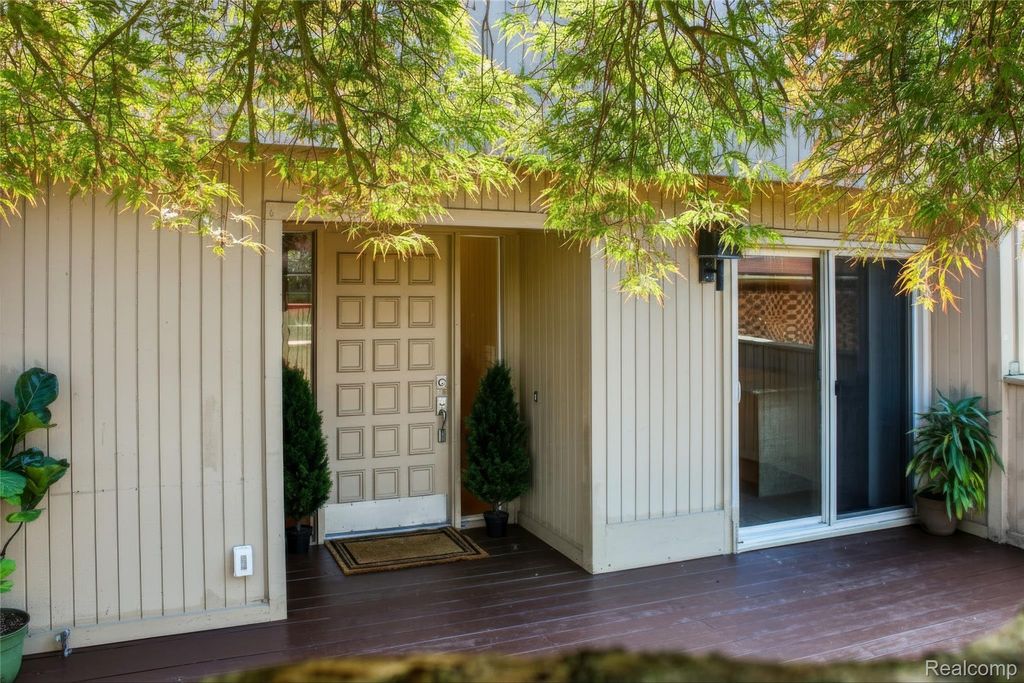 7364 Balsam Court Unit 32, West Bloomfield Charter Township, MI 48322
