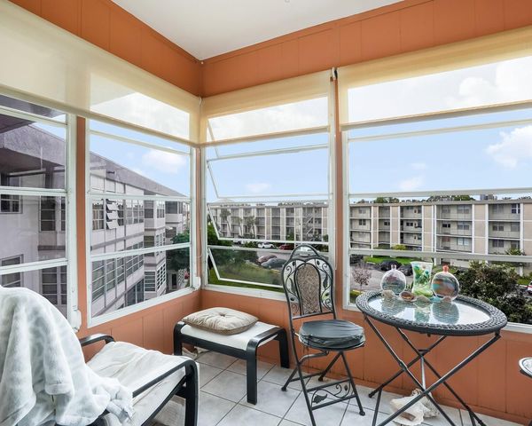 2881 NW 47th Ter 406, Lauderdale Lakes, FL 33313