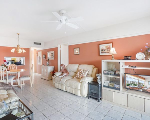 2881 NW 47th Ter 406, Lauderdale Lakes, FL 33313