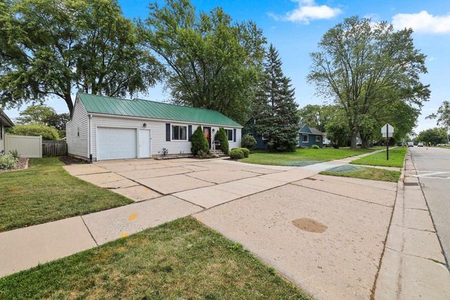 991 SUBURBAN DRIVE, De Pere, WI 54115