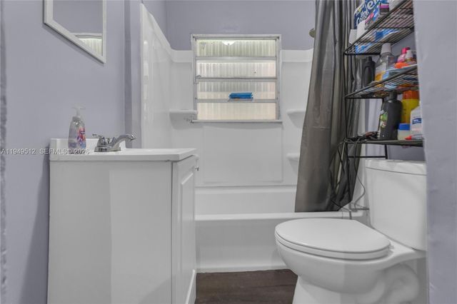 1478 NW 74th St, Miami, FL 33147