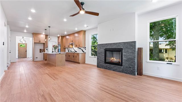 906 W Holly Street, Rogers, AR 72756