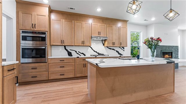 906 W Holly Street, Rogers, AR 72756