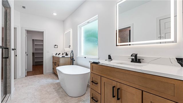 906 W Holly Street, Rogers, AR 72756