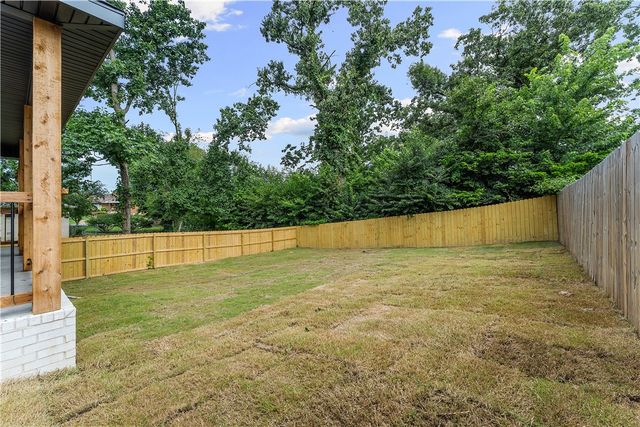906 W Holly Street, Rogers, AR 72756