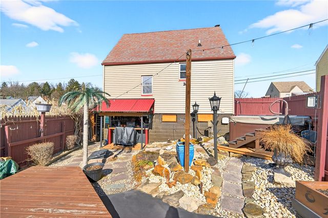 447 Meadowbrook Dr, N Versailles, PA 15137