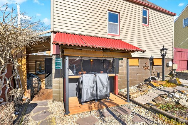 447 Meadowbrook Dr, N Versailles, PA 15137