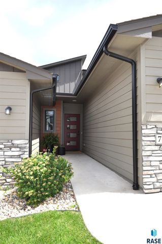 7332 S Tivoli Pl, Sioux Falls, SD 57108