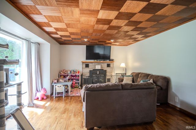 404 E Pickwick Drive, Syracuse, IN 46567