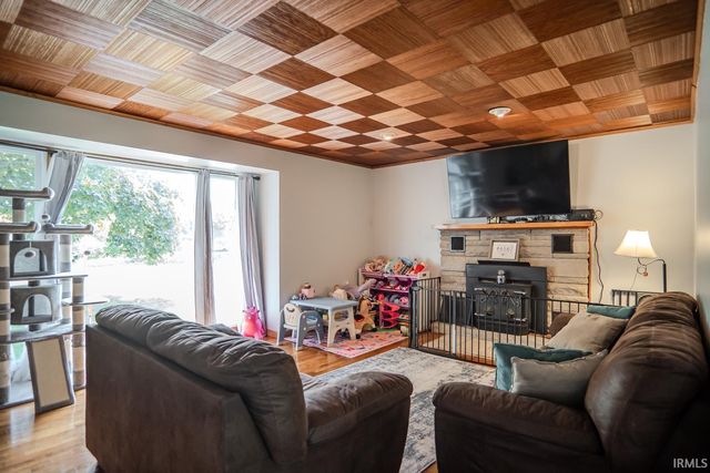 404 E Pickwick Drive, Syracuse, IN 46567