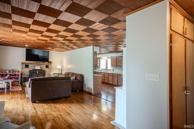 404 E Pickwick Drive, Syracuse, IN 46567